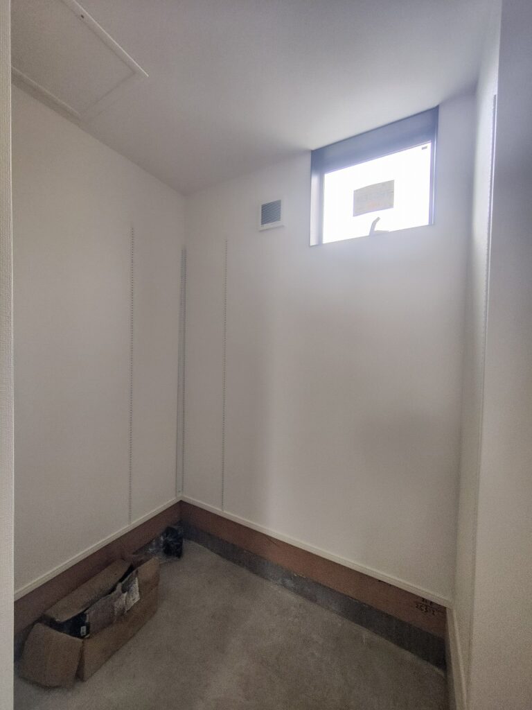 西荻南2丁目新築戸建B号棟玄関脇の土間収納(西荻窪駅新築戸建)